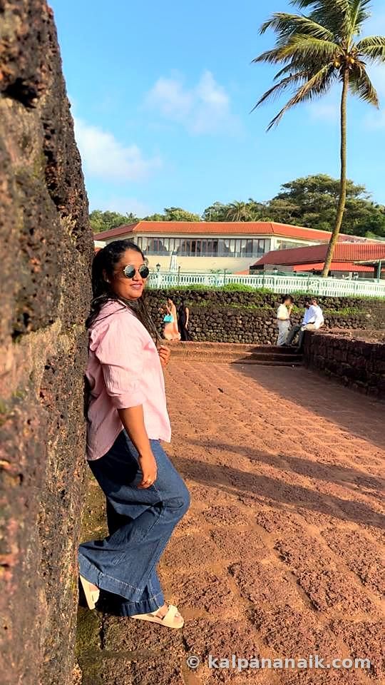 Kalpana leaning on the fort wall