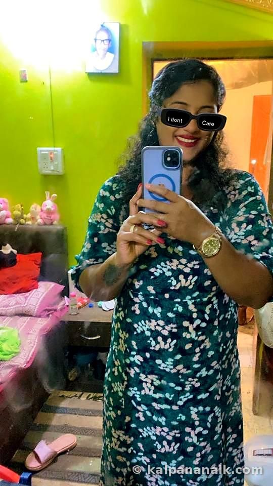 Mirror selfie of Kalpana in sunglasses