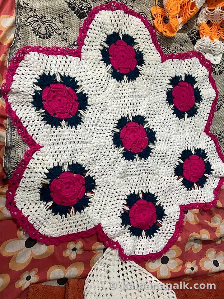 Crochet flowers in red and white